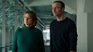 Two characters walk together in "Vier Leben".