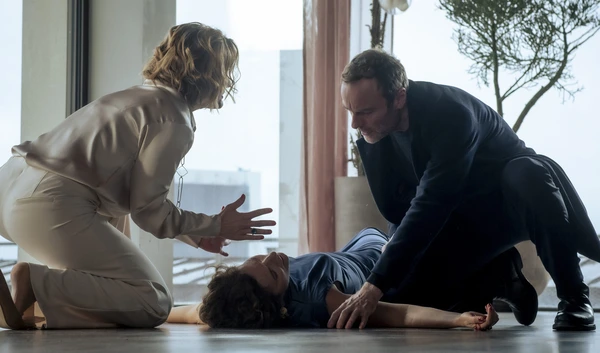 In "Vier Leben", a woman collapses as two people react with concern.